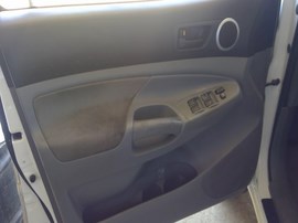 2006 TOYOTA TACOMA, WHITE, SR5, PRE-RUNNER, CREW CAB, 4.0L, AT, 2WD.  Z26370